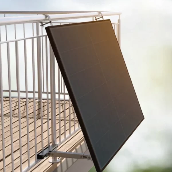 ein solarmodul an einer halterung für balkonkraftwerke